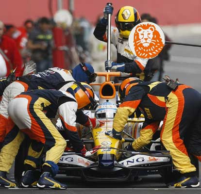 Los mecánicos de Renault atienden a Fernando Alonso en Montmeló Los mecánicos de Renault atienden a Fernando Alonso en Montmeló