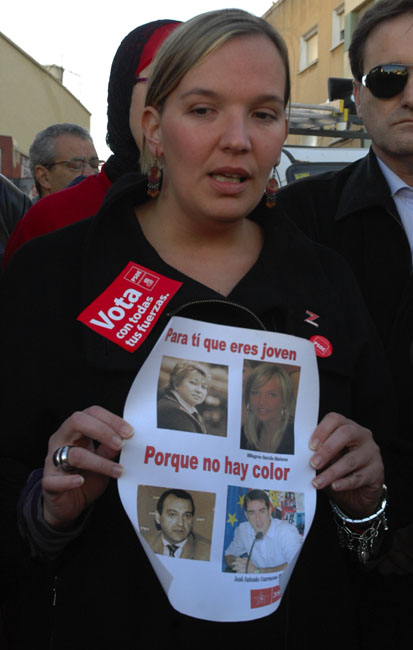 La candidata socialista muestra el cartel mientras se defiende de las críticas. La candidata socialista muestra el cartel mientras se defiende de las críticas.