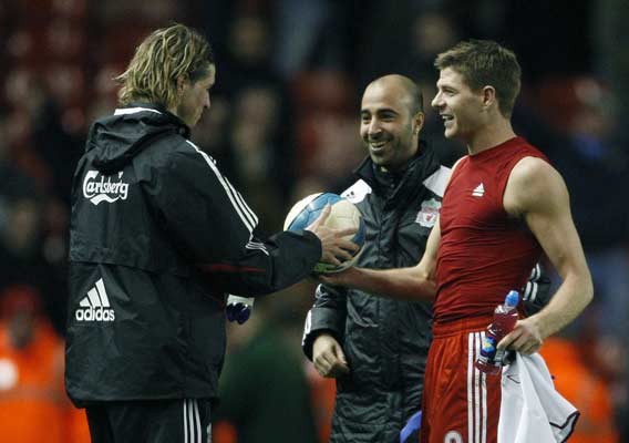 Gerrard entrega a Torres el balón del encuentro Gerrard entrega a Torres el balón del encuentro