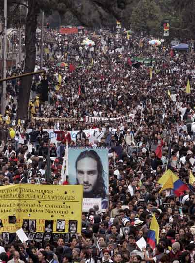 Miles de colombianos marcharon contra los crímenes de Estado Miles de colombianos marcharon contra los crímenes de Estado