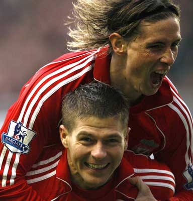 Fernando Torres se abraza a Steven Gerrard en el partido contra el Nescastle Fernando Torres se abraza a Steven Gerrard en el partido contra el Nescastle