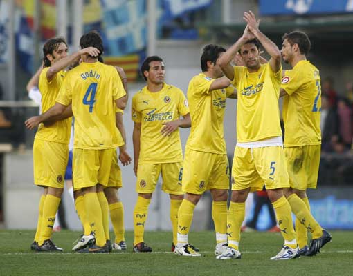 Los jugadores del Villarreal saludan a la afición tras vencer al Zaragoza Los jugadores del Villarreal saludan a la afición tras vencer al Zaragoza