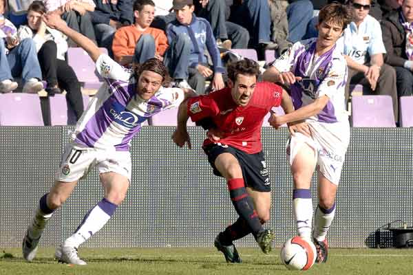 Juanfran, del Osasuna, se escapa de dos jugadores del Valladolid Juanfran, del Osasuna, se escapa de dos jugadores del Valladolid