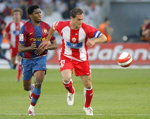 Eto'o y Carlos García pugnan por un balón Eto'o y Carlos García pugnan por un balón