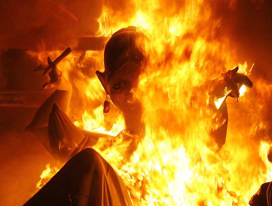 La 'cremá', punto y final a la Fallas La 'cremá', punto y final a la Fallas