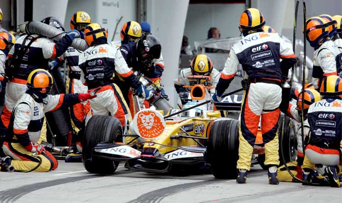 Alonso y su R28 Alonso y su R28