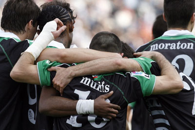 Munitis celebra un gol con sus compañeros del Racing Munitis celebra un gol con sus compañeros del Racing