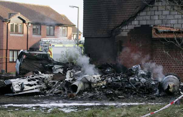 Un avión se estrella contra una vivienda en Inglaterra dejando cinco muertos Un avión se estrella contra una vivienda en Inglaterra dejando cinco muertos
