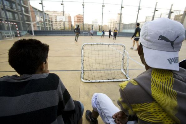 Partido de microfútbol en Les tres Xemeneies, Poble Sec (Barcelona). Partido de microfútbol en Les tres Xemeneies, Poble Sec (Barcelona).