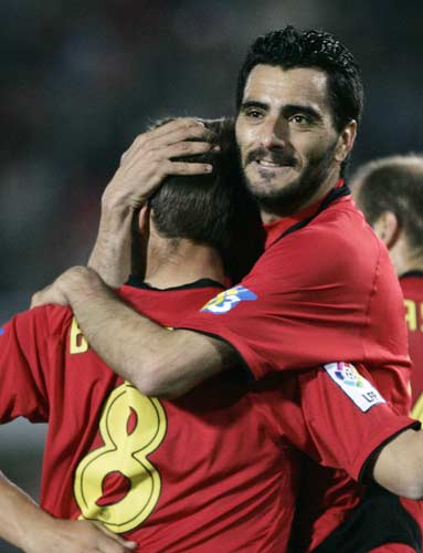 Güiza abraza a Borja Valero, del Mallorca Güiza abraza a Borja Valero, del Mallorca