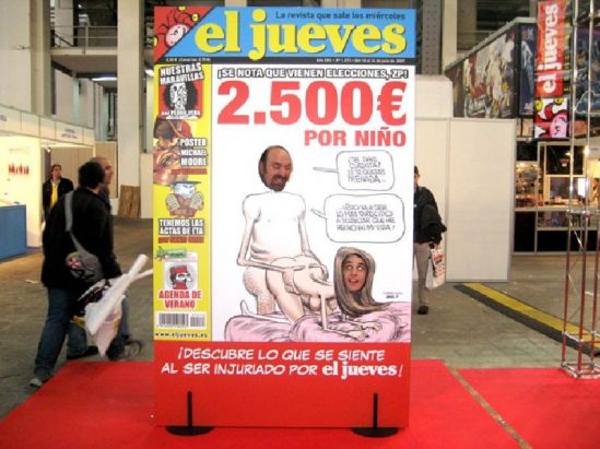 Portada gigante de 'El Jueves' para quitarse fotos. Portada gigante de 'El Jueves' para quitarse fotos.