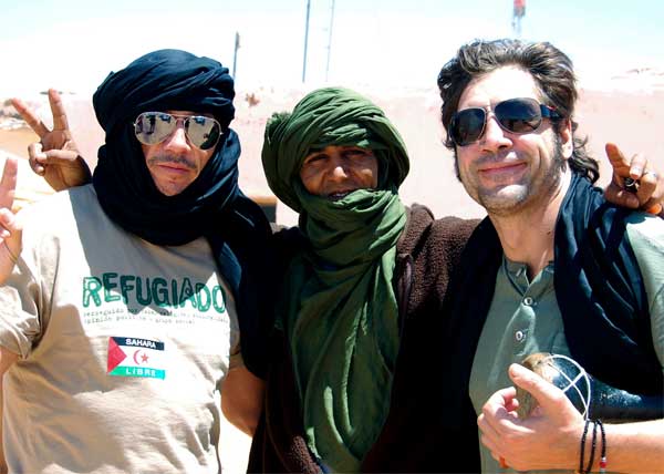 Los actores Javier Bardem (d) y su hermano, Carlos Bardem (i), posan junto a un habitante del campo de refugiados de Dajla, en Argelia. Los actores Javier Bardem (d) y su hermano, Carlos Bardem (i), posan junto a un habitante del campo de refugiados de Dajla, en Argelia.