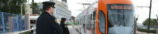 Policías Autonómicos a bordo del TRAM