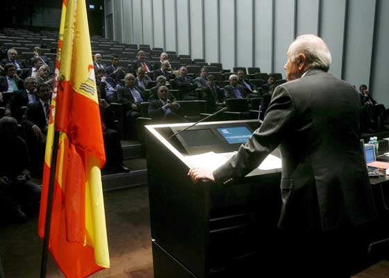Joseph Blatter se dirige a la delegación española que le visitó en la sede de la FIFA. Joseph Blatter se dirige a la delegación española que le visitó en la sede de la FIFA.