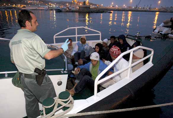 Un total de 242 inmigranytes han llegado este lunes a las costas españolas Un total de 242 inmigranytes han llegado este lunes a las costas españolas