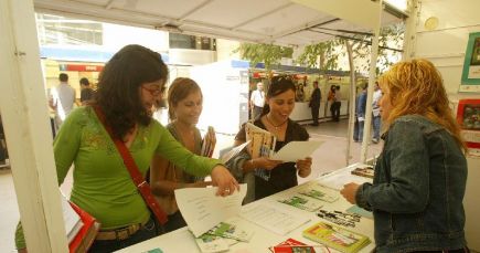 Jóvenes en una feria de empleo Jóvenes en una feria de empleo