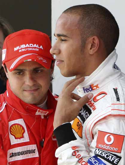 Lewis Hamilton charla con Felipe Massa después de la califiación del Gran Premio de Turquía Lewis Hamilton charla con Felipe Massa después de la califiación del Gran Premio de Turquía