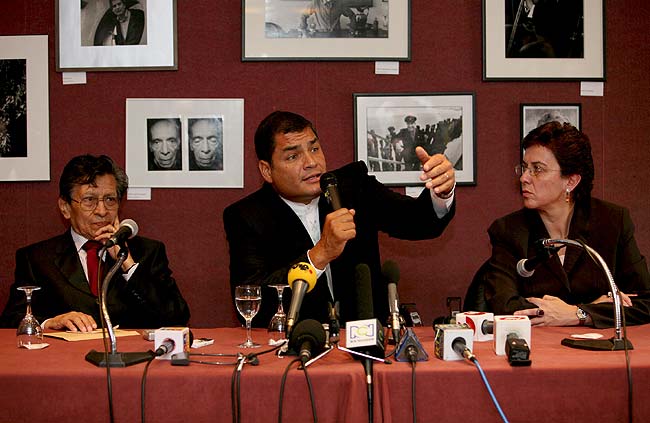 Rafael Correa se reune con familiares de Ingrid Betancourt. Rafael Correa se reune con familiares de Ingrid Betancourt.