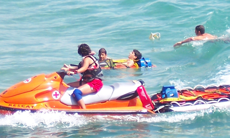 El Ayuntamiento, y la Cruz Roja, empieza a vigilar las playas los fines de semana El Ayuntamiento, y la Cruz Roja, empieza a vigilar las playas los fines de semana