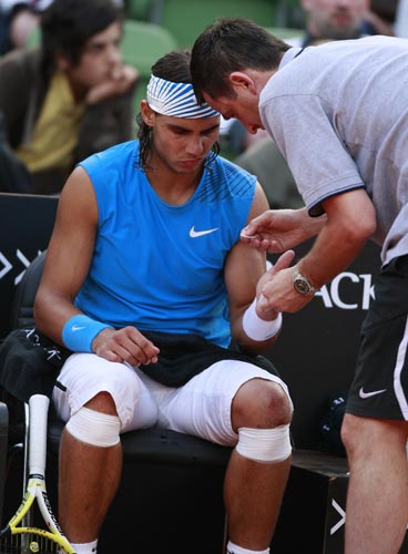 Nadal es atendido por el médico Nadal es atendido por el médico