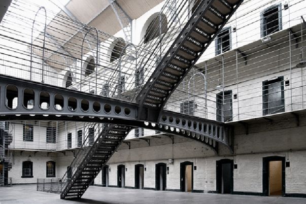 250 presos de más de 70 años cumplen condena en las cárceles españolas