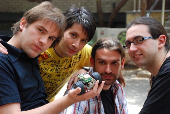 Los cuatro estudiantes con el satélite Los cuatro estudiantes con el satélite