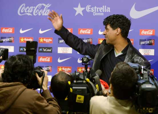 Frank Rijkaard se despide de los periodistas de Barcelona Frank Rijkaard se despide de los periodistas de Barcelona