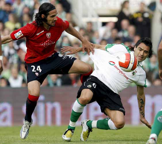 Duscher pelea un balón Duscher pelea un balón