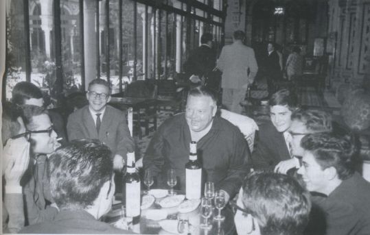 Orson Welles, junto a varios directores de cine-clubs sevillanos. Orson Welles, junto a varios directores de cine-clubs sevillanos.