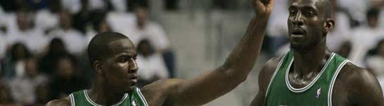 Kevin Garnett y Perkins, de los Boston Celtics
