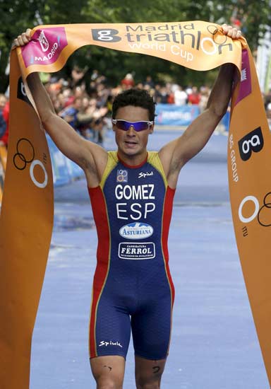 Gómez Noya celebra su triunfo en la línea de meta. Gómez Noya celebra su triunfo en la línea de meta.