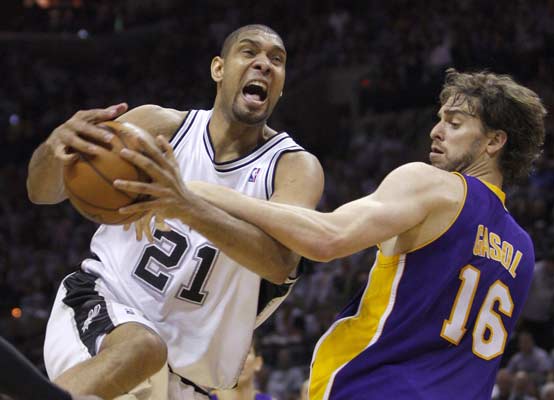 Tim Duncan supera a Pau Gasol Tim Duncan supera a Pau Gasol