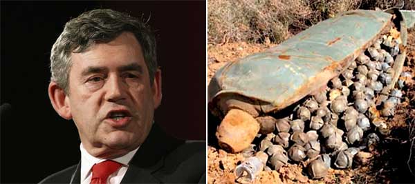 Gordon Brown y una bomba de racimo Gordon Brown y una bomba de racimo