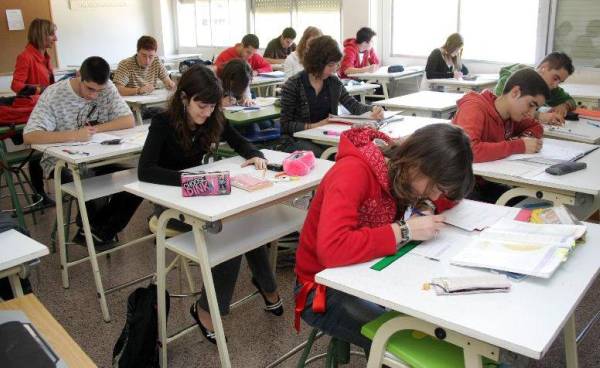 Estudiantes en un instituto Estudiantes en un instituto