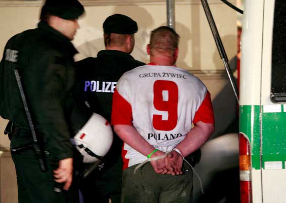 Dos oficiales de policía arrestan a un seguidor de la selección de Polonia en Klagenfurt (Austria) Dos oficiales de policía arrestan a un seguidor de la selección de Polonia en Klagenfurt (Austria)