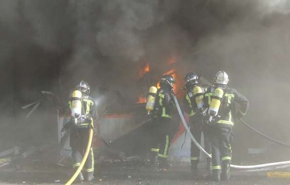 Los bomberos intentan apagar el incendio. Los bomberos intentan apagar el incendio.