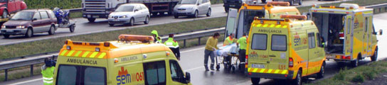 Unas ambulancias atendiendo un accidente de tráfico. Foto: ARCHIVO