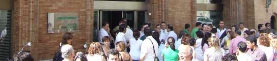 Los empleados y usuarios se concentraron en las puertas de la delegación. Los empleados y usuarios se concentraron en las puertas de la delegación.
