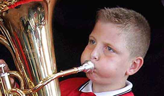Niño tocando una tuba Niño tocando una tuba