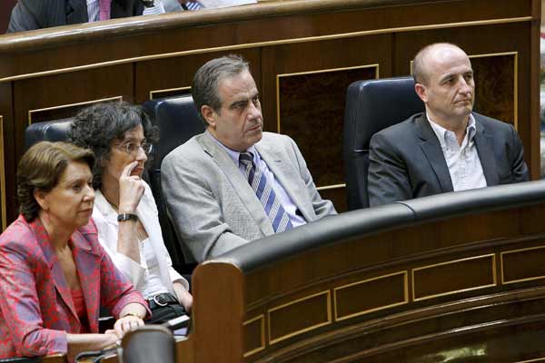 A la derecha, Miguel Sebastián, descorbatado en el Congreso. A la derecha, Miguel Sebastián, descorbatado en el Congreso.