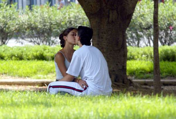 Pareja en un parque Pareja en un parque