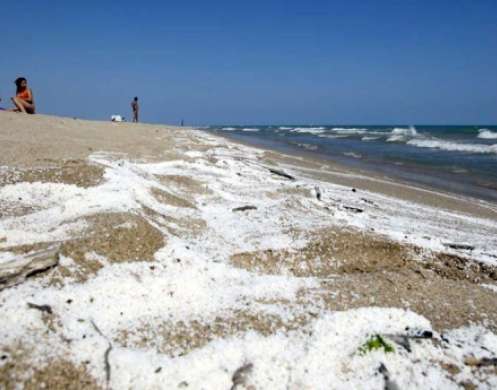 La playa de Castellefels con la espuma blanca. La playa de Castellefels con la espuma blanca.