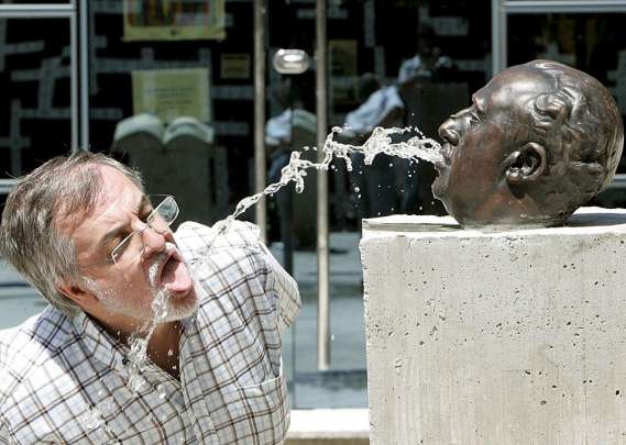Fuente con el busto de Franco Fuente con el busto de Franco