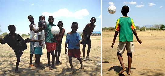 Varios niños juegan al fútbol en África Varios niños juegan al fútbol en África