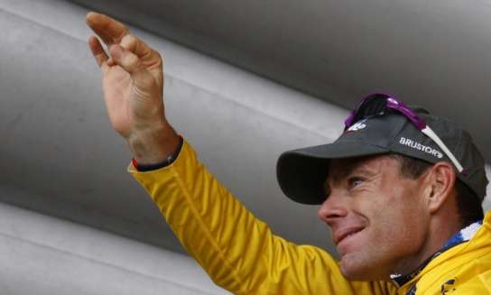 Cadel Evans celebra su maillot amarillo Cadel Evans celebra su maillot amarillo