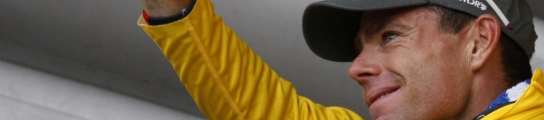 Cadel Evans celebra su maillot amarillo