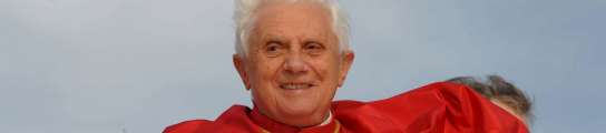 Benedicto XVI advierte contra los dioses falsos de la avaricia, el sexo y el poder