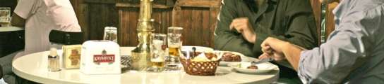 Jóvenes tomando unas tapas. Jóvenes tomando unas tapas.