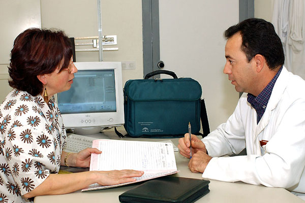 Médico y paciente en un ambulatorio. Médico y paciente en un ambulatorio.