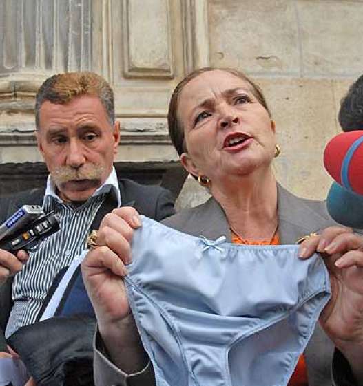 La madre de Rocío Wanninkhof muestra unas bragas a la prensa La madre de Rocío Wanninkhof muestra unas bragas a la prensa